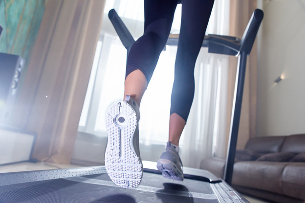 Même si l’engin est relativement encombrant dans un salon, mieux vaut choisir un tapis de course le plus long possible pour s’assurer de pouvoir développer sa foulée. (Photo: Shutterstock)