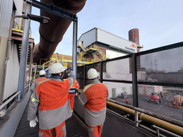 At the ceremony for the New Year’s wishes, ArcelorMittal presented its new tool, virtually unique in Europe, between a dust hoover and a hood.  (Photo: Shutterstock)