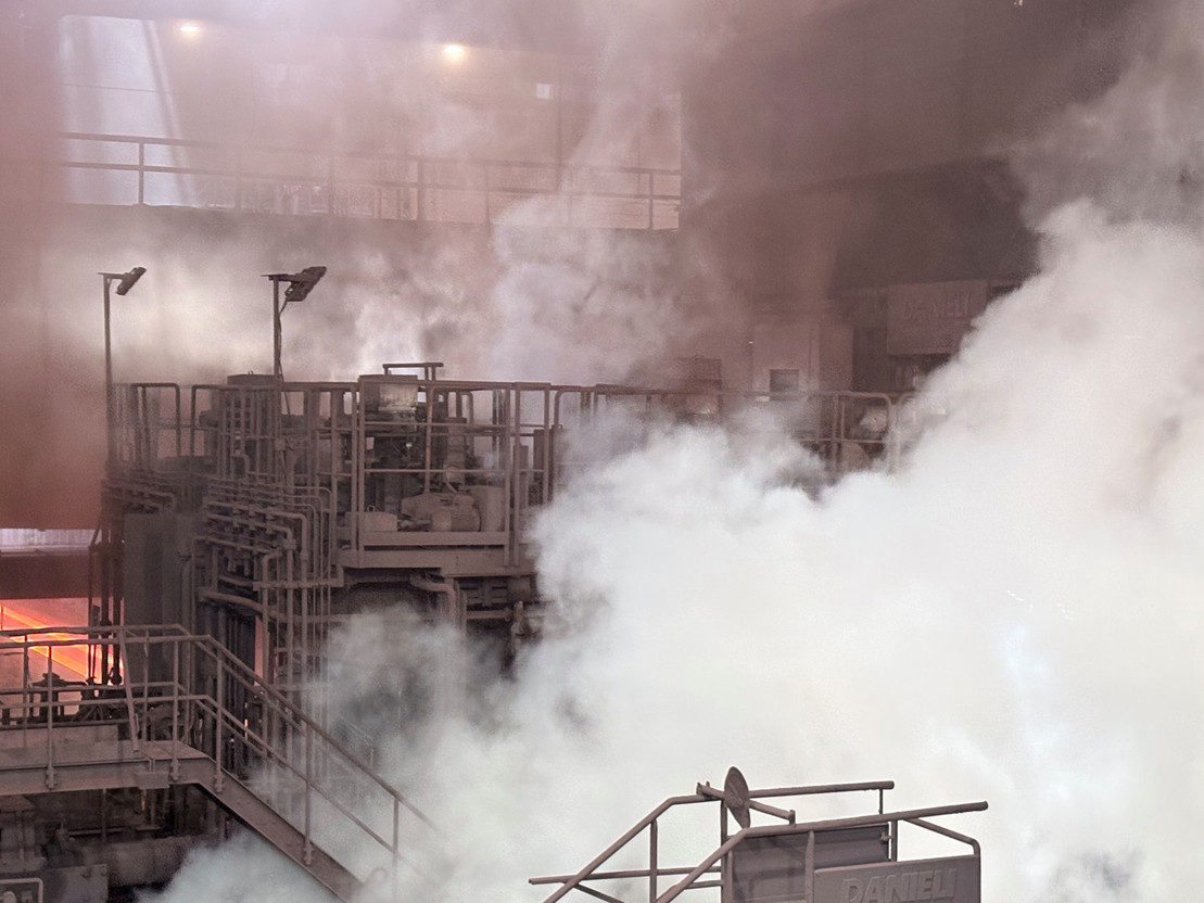 The third phase of a closely watched pilot project is to see the rolling mill covered by a hood, rather like those you would find in a kitchen, to suck up to 95% of black dust. An environmental issue. (Photo: Paperjam)