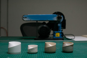 Impression 3D, essais en céramique… la tasse n’est pas née d’un seul geste. ((Photo: Matic Zorman/Maison Moderne))