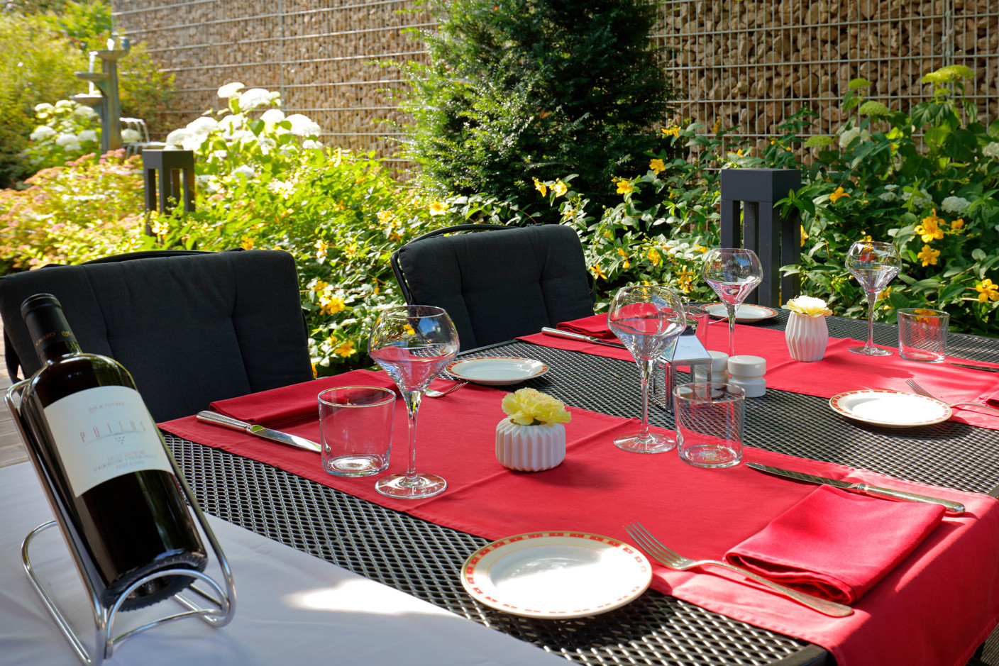 When the weather is fine, you can rush to the shady terrace in the quietness of a flowery garden. Maison Moderne