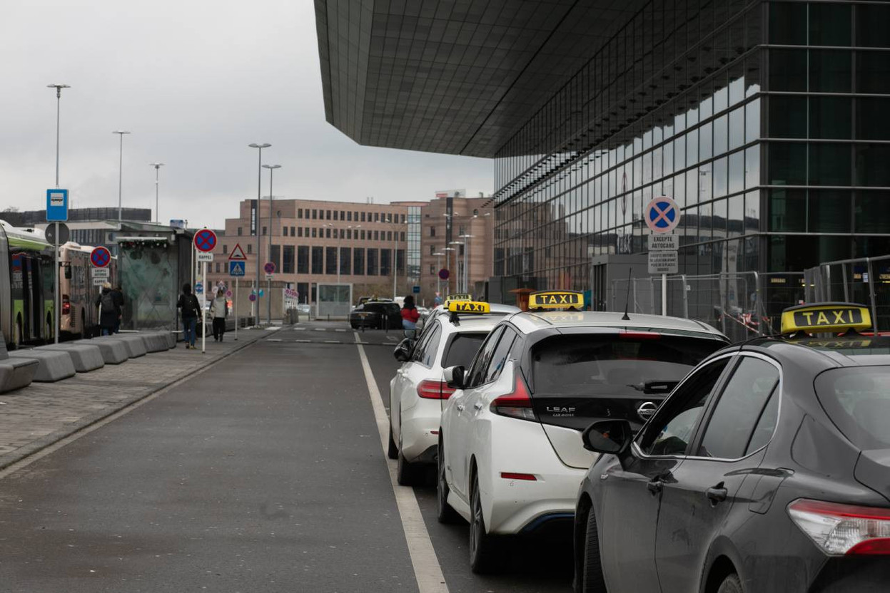 À partir de ce dimanche 2 mars, le tram desservira gratuitement l’aéroport avec deux nouveaux arrêts, facilitant l’accès tout en suscitant des inquiétudes dans le secteur du transport privé. (Photo: Matic Zorman/Archives)