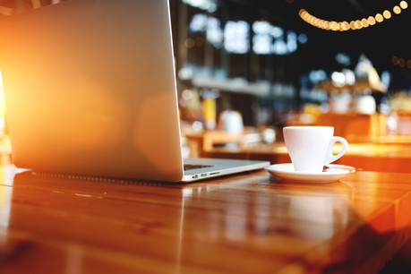 L’image glamour du développeur qui travaille dans un petit café a pris des rides. Mais le télétravail modifie en profondeur les business models des start-up et la manière d’organiser le travail. (Photo: Shutterstock)