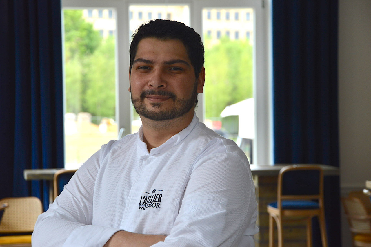 Teddy Ragain semble ravi de réintégrer ses cuisines à L’Atelier Windsor cette semaine, suite à la mise en place des menus du jour à emporter. (Photo: Windsor)