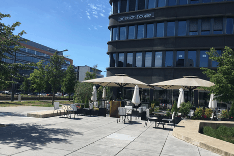 Mercredi matin, le restaurant L’Avenue, au Kirchberg, avait préparé sa terrasse pour le tout premier service de la reprise. (Photo: Paperjam)
