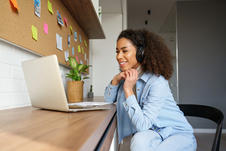 La formation s’est mise au digital pendant la crise, même si beaucoup de clients semblent attendre la reprise des cours collectifs en présentiel, pas toujours possible dans les entreprises. (Photo: Shutterstock)