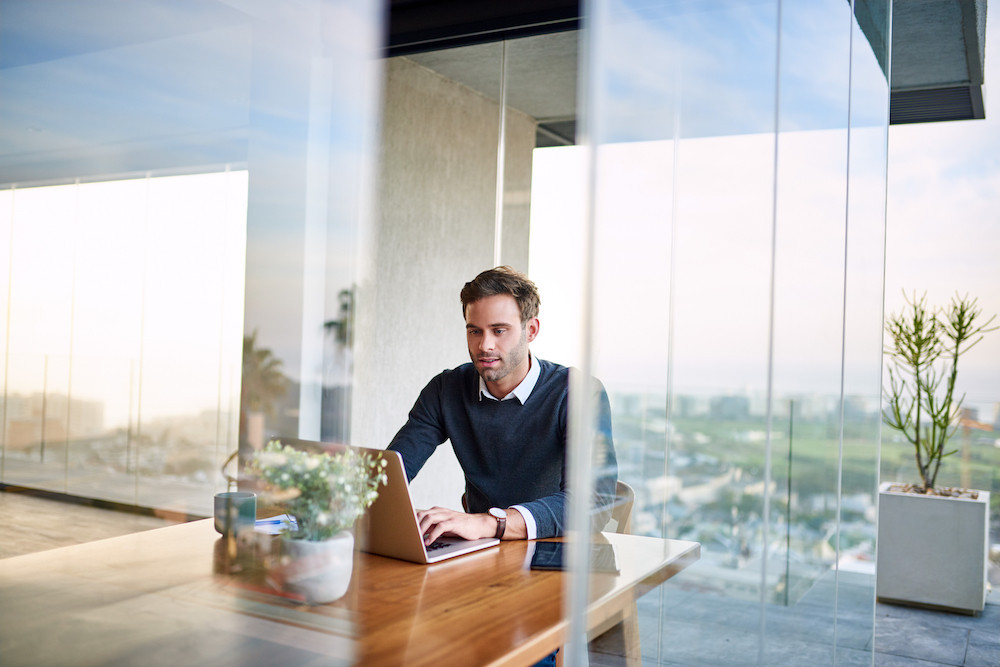 Les travailleurs frontaliers actifs au Luxembourg auraient la possibilité télétravailler en moyenne pratiquement deux jours et demi par semaine sans avoir à s’affilier à la sécurité sociale de leur pays de résidence. (Photo: Shutterstock)