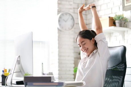 Les douleurs au dos se font ressentir chez les télétravailleurs, qui achètent de plus en plus de sièges ergonomiques, habituellement commandés par les entreprises. (Photo: Shutterstock)