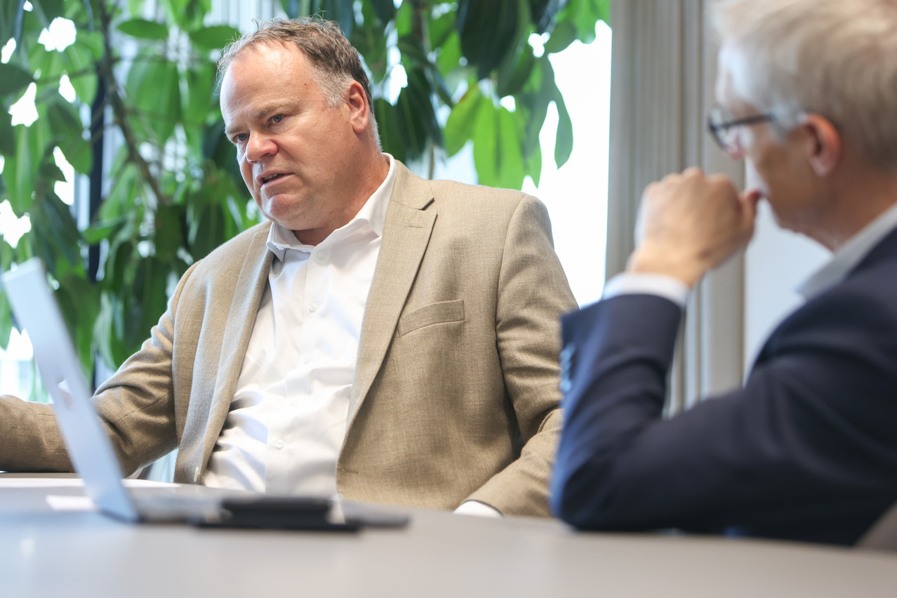Au côté de son responsable de la Business Unit, Christian Haux, le CEO de Proximus, Gérard Hoffmann, détaille ses ambitions. Une croissance forte du chiffre d’affaires sur les deux à trois prochaines années. (Photo: Marie Russillo/Maison Moderne)