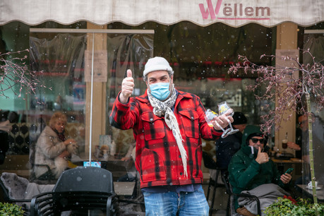 Au Wëllem, Jos Zervas ne peut s’empêcher de sourire en servant ses premiers clients de l’année, même sous la neige! (Photo: Romain Gamba/Maison Moderne)