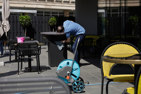 Les équipes du Tempo préparent l’agrandissement de la terrasse sur la place de l’Europe. (Photo: Romain Gamba / Maison Moderne)