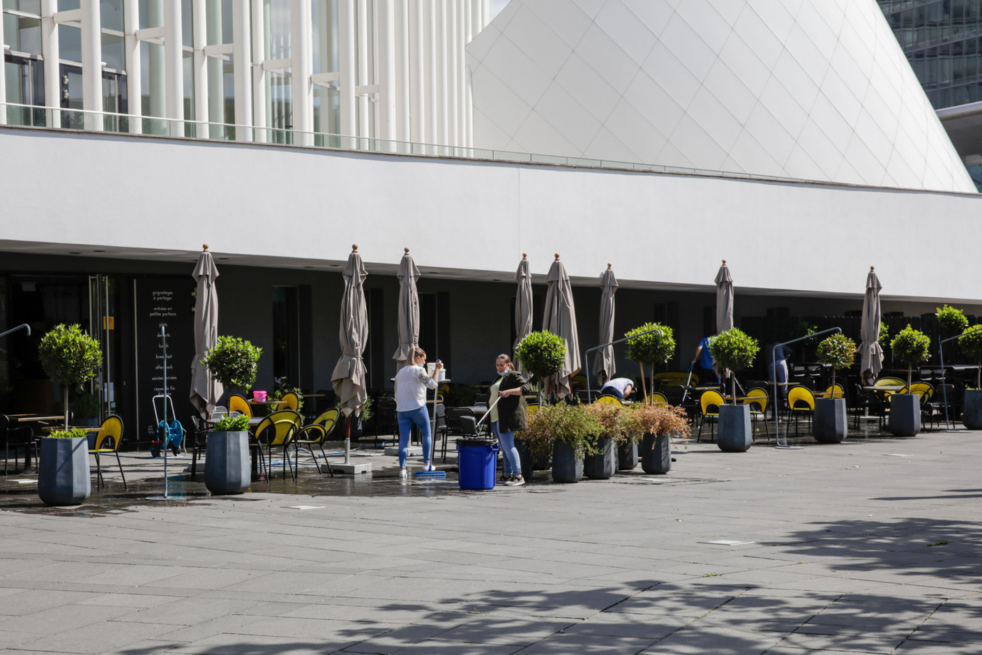 Les équipes du Tempo préparent l’agrandissement de la terrasse sur la place de l’Europe. (Photo: Romain Gamba / Maison Moderne)