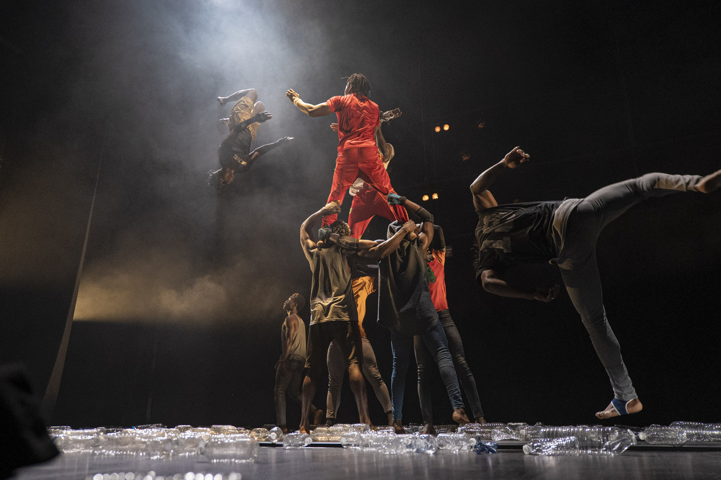 Le Cirque Baobab – 13 acrobates de Conakry, Guinée – nous montre l’importance du "Yé" (l’eau en Soussou). Ils se produiront au Théâtre d’Esch en janvier 2025. Photo: Dyod Metlili.net