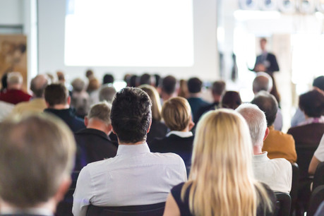 Le temps de travail effectué par les agents de l’État en formations, conférences ou manifestations culturelles, économiques et sportives sera plus facilement pris en compte. (Photo: Shutterstock)