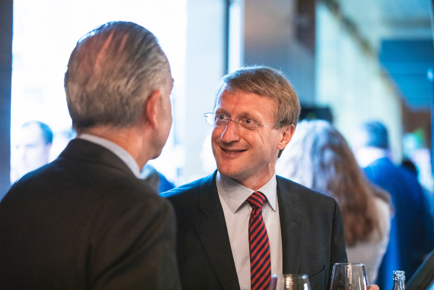 Belgian ambassador Thomas Lambert talking with Bob Kneip. Simon Verjus/Maison Moderne