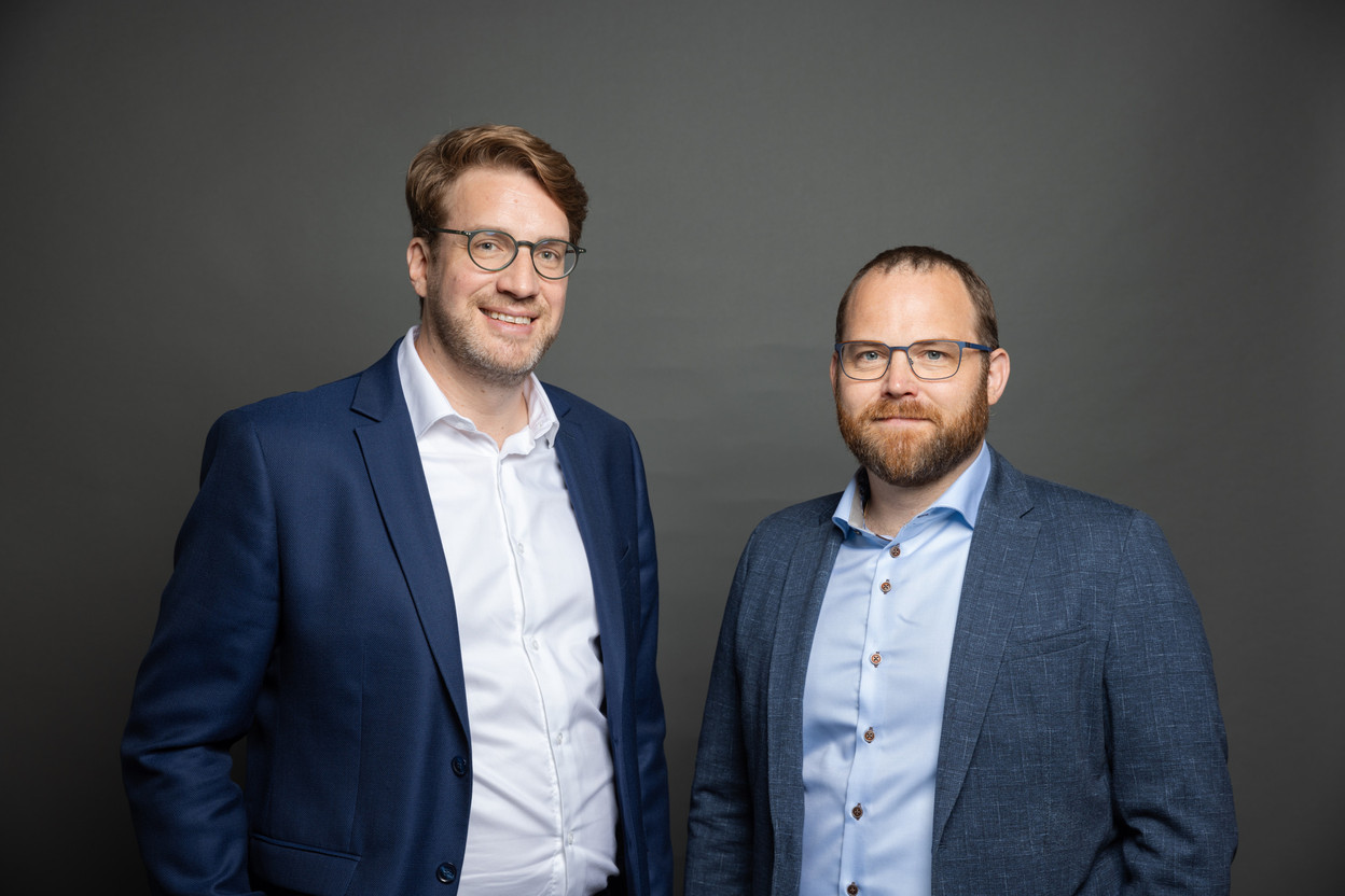Baker Tilly Audit & Assurance will be celebrating its 10th anniversary on 21 September 2023 at Mama Shelter. Managing partner Marc Meyers (left) will be handing over the reins to Gaétan François (right). Photo: Romain Gamba/Maison Moderne