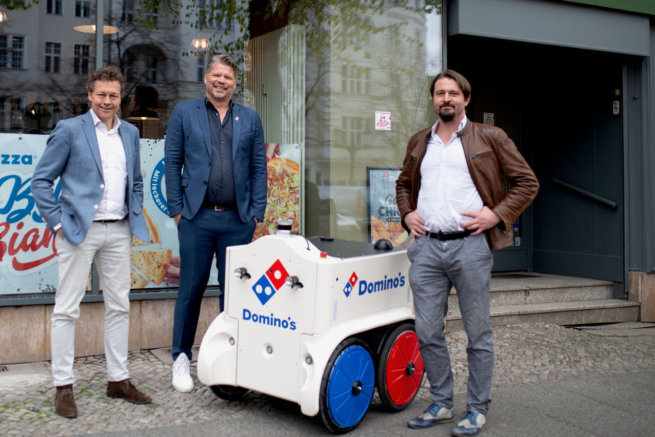 Geert-Jan van Nunen (directeur commercial de Teraki), André ten Wolde (CEO de Domino's Pizza Enterprise Europe) et Daniel Richart (CEO de Teraki), à l’occasion du projet-pilote. (Photo: Teraki)