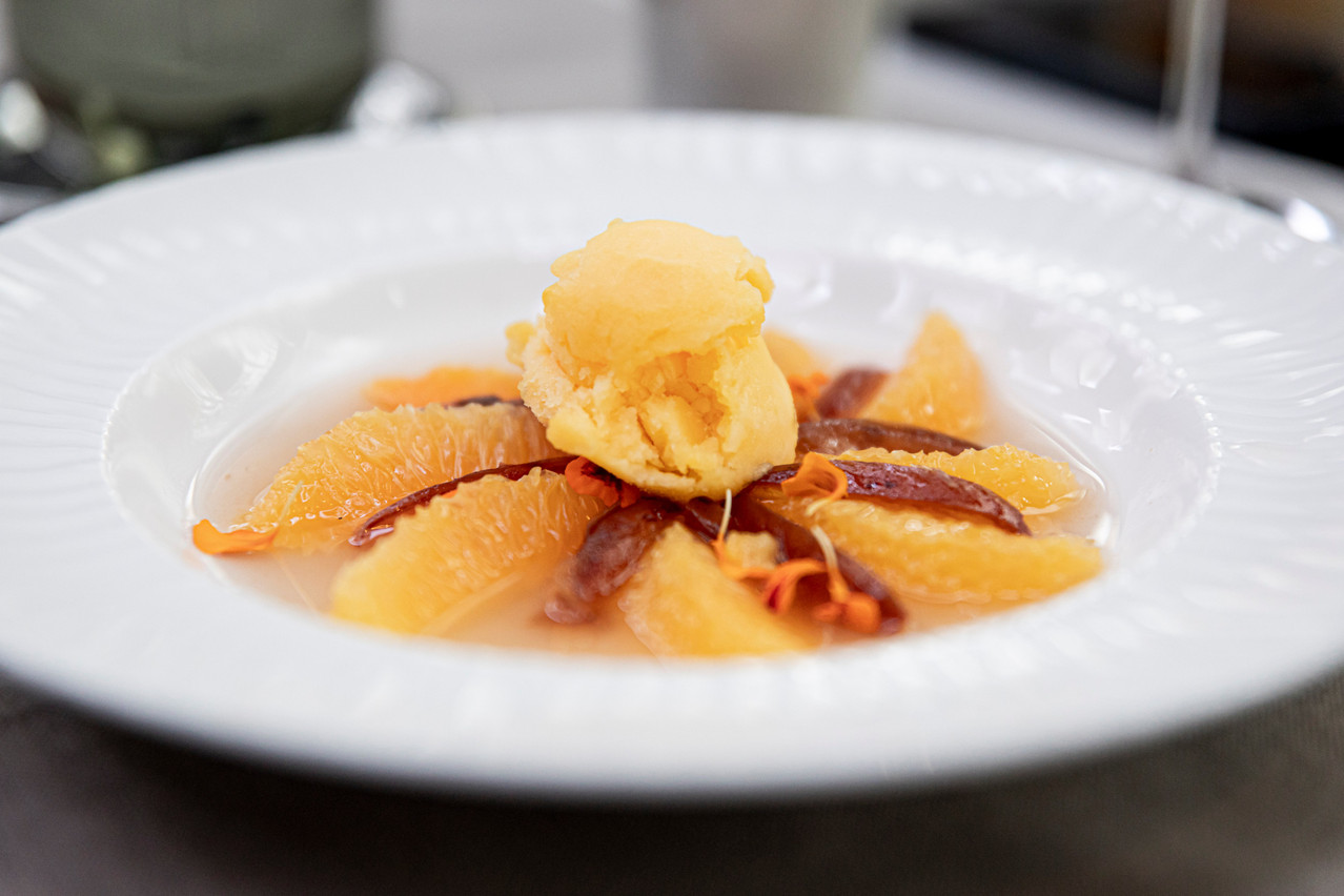 Un parfait exemple du savoir-faire pâtissier de Lionel Marchand, avec ce dessert tout en légèreté, à base d’orange fraîche et de fleur d’oranger… (Photo: Patricia Pitsch/Maison Moderne)