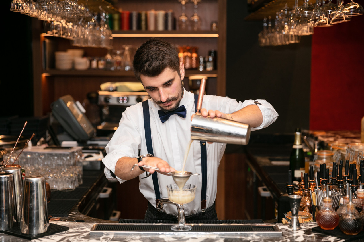 Le «fine strain» permet d’obtenir un cocktail homogène et une jolie mousse…  (Photo: Romain Gamba/Maison Moderne)