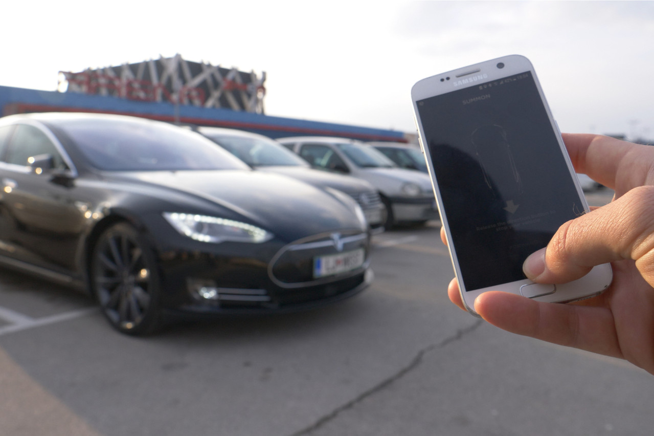 La nouvelle fonction Smart Summon permet à un propriétaire de demander à sa Tesla de le rejoindre. Ce qui a créé de belles scènes de panique. (Photo: Shutterstock)