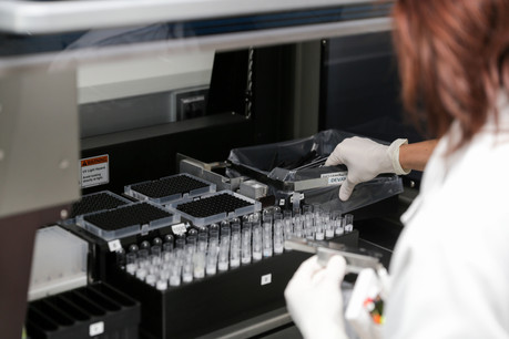 Les laboratoires Ketterthill promettent un résultat entre 48 et 72 heures à ses patients, et en moins de 24 heures pour les urgences. (Photo: Romain Gamba/Maison Moderne)