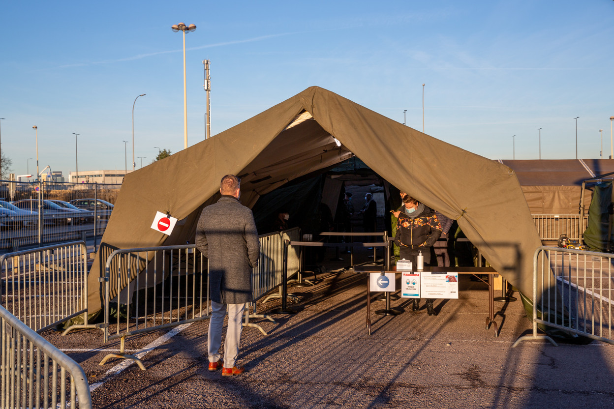 The army testing started on Friday 14 January, on the eve of the compulsory CovidCheck at work. (Photo: Romain Gamba/Maison Moderne)