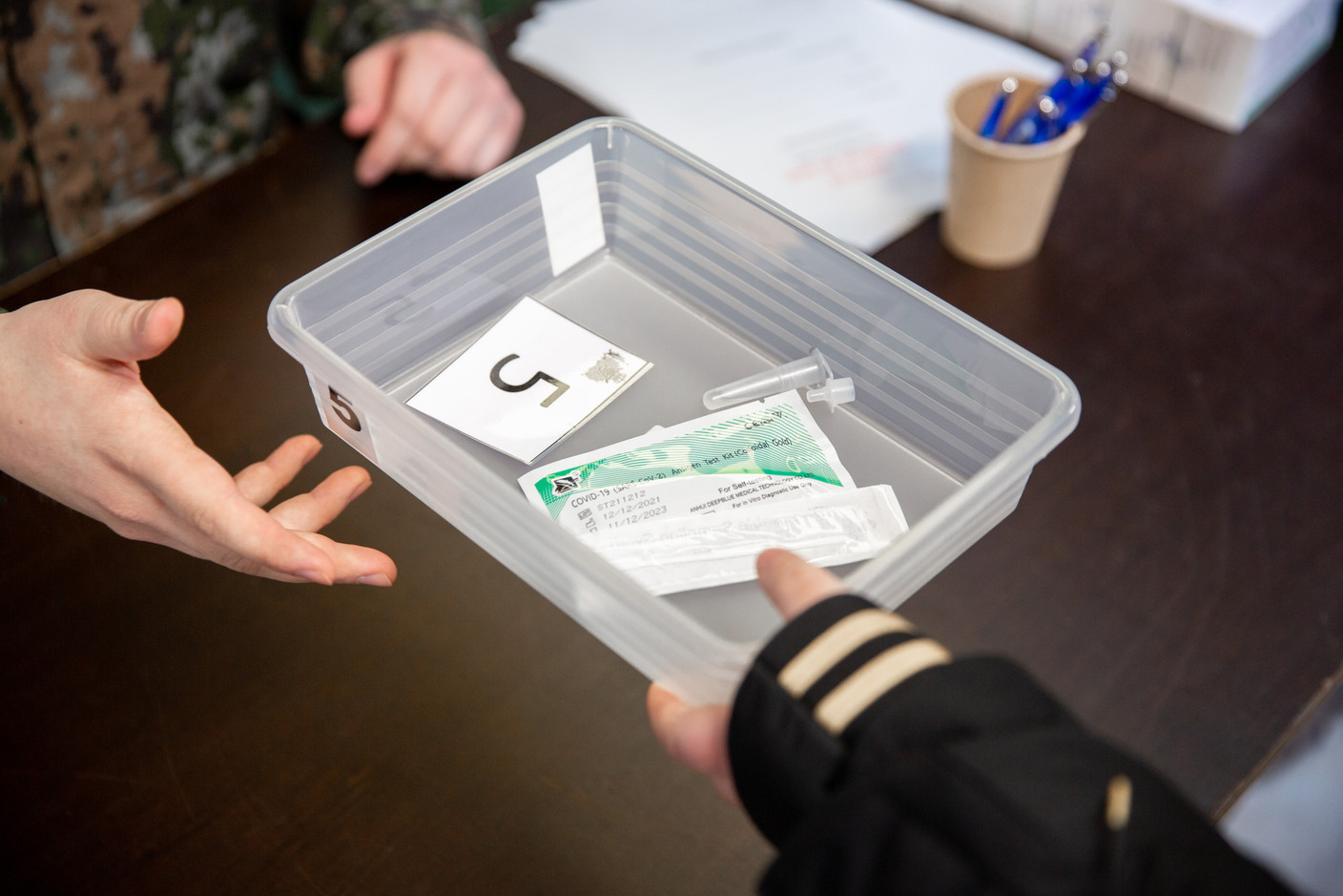 On arrival, the patient is given a box with his number and his self-test. He then carries out the test under the supervision of a member of the army. (Photo: Romain Gamba/Maison Moderne)