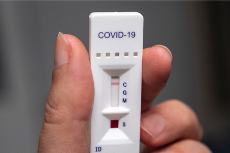 Les tests antigéniques prennent un peu plus de 10 minutes pour révéler si quelqu’un est positif au Covid-19 ou non, contre plusieurs heures pour les PCR. (Photo: Shutterstock)