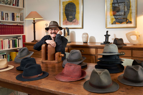 Robert Brandy avoue une préférence pour les marques Borsalino et Stetson. (Photo: Andrés Lejona/Maison Moderne)