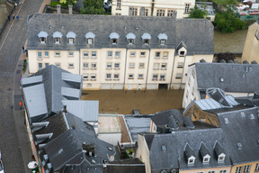 Heavy rainfall led the Alzette river to swell in Luxembourg City’s Grund district, 15 July 2021. Matic Zorman / Maison Moderne