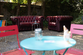 Au bout d’un corridor joyeusement intrigant, The Backyard dévoile une superbe terrasse relaxante et vintage, gérée par Manuel Da Costa. Sodas bio, bières Simon et vins nature sont au menu…  (Photo: Guy Wolff/Maison Moderne)