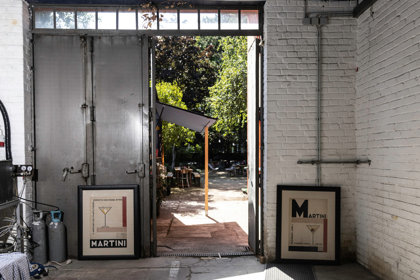 Au bout d’un corridor joyeusement intrigant, The Backyard dévoile une superbe terrasse relaxante et vintage, gérée par Manuel Da Costa. Sodas bio, bières Simon et vins nature sont au menu…  (Photo: Guy Wolff/Maison Moderne)