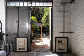 At the end of a cheerfully intriguing corridor, The Backyard unveils a superb, relaxing and vintage terrace, managed by Manuel Da Costa. Organic sodas, Simon beers and natural wines are on the menu...  (Photo: Guy Wolff/Maison Moderne)