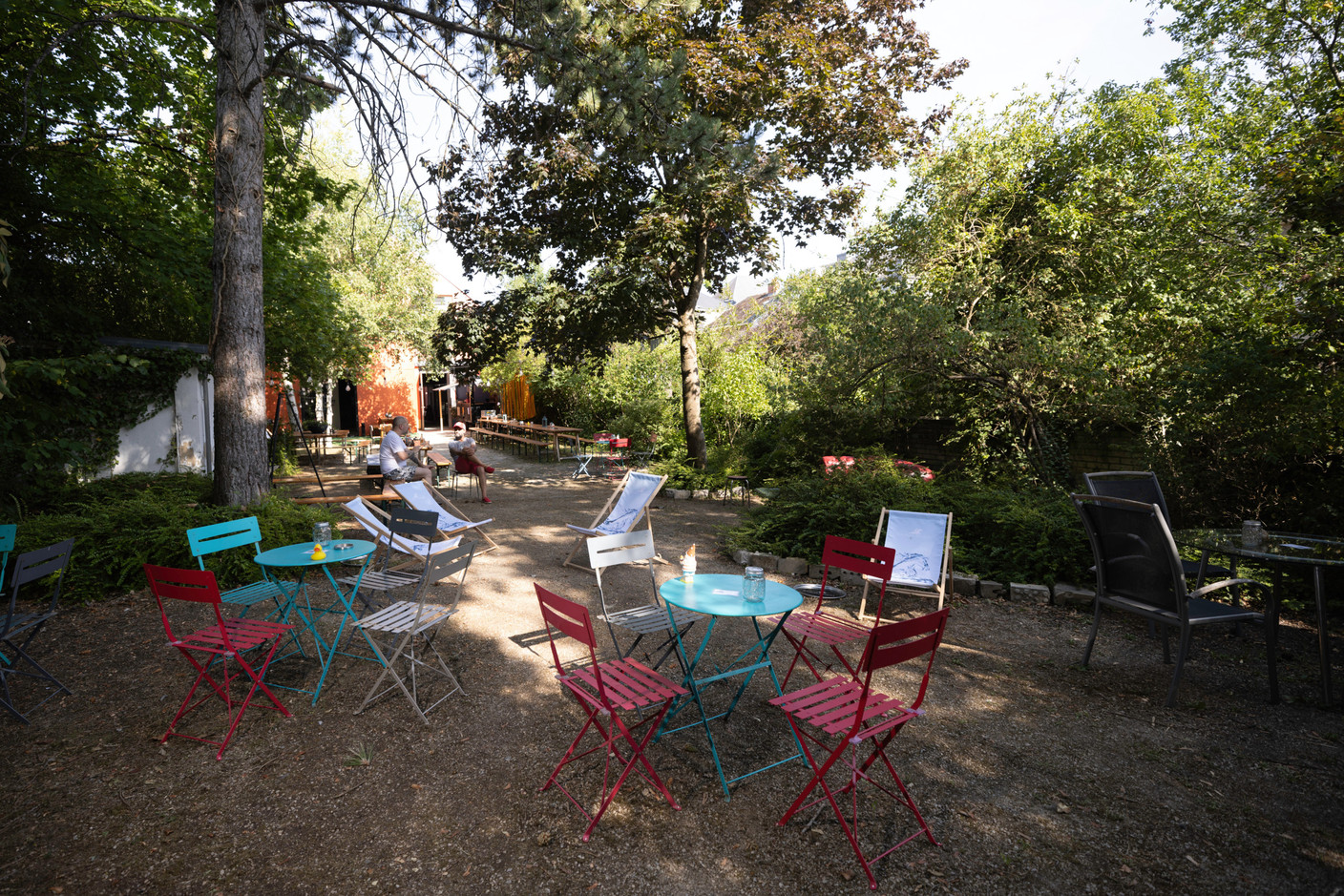 At the end of a cheerfully intriguing corridor, The Backyard unveils a superb relaxing and vintage terrace, managed by Manuel Da Costa. Organic sodas, Simon beers and natural wines are on the menu...  (Photo: Guy Wolff/Maison Moderne)