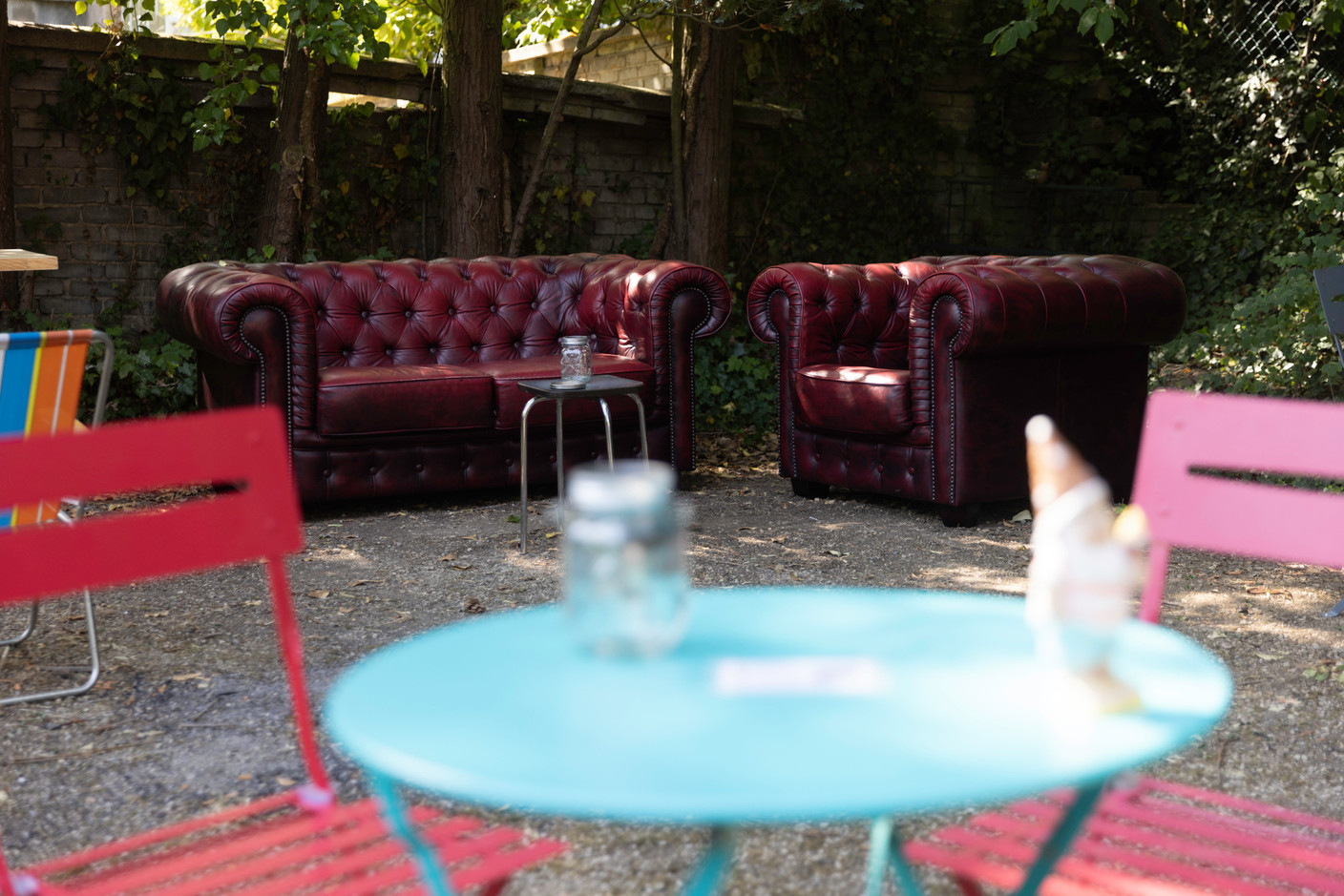 At the end of a cheerfully intriguing corridor, The Backyard unveils a superb relaxing and vintage terrace, managed by Manuel Da Costa. Organic sodas, Simon beers and natural wines are on the menu...  (Photo: Guy Wolff/Maison Moderne)