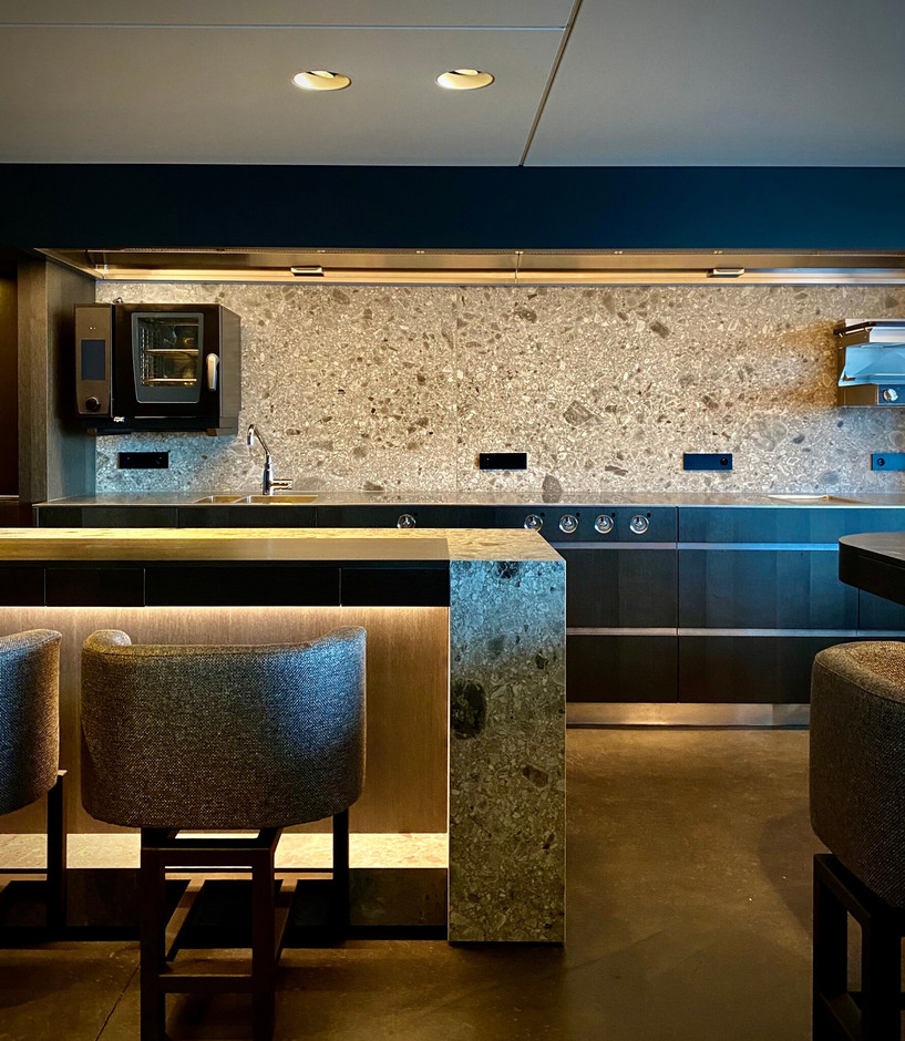 At Bartholomeus, there are 18 seats at a counter facing the open kitchen (Bart Desmidt’s signature layout in Heist). (Photo: Heikki Verdurme)