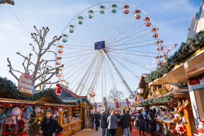 Wander through the Place d’Armes, Place de la Constitution and Place de Paris, where glowing wooden chalets, festive music and the scent of pastries, mulled wine and crispy Gromperekichelcher fill the air. Archive photo: Maison Moderne