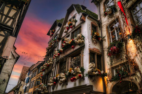 More than 300 wooden stalls fill the historic centre around the cathedral and Place Kléber, offering Alsatian specialties, handcrafted gifts and mulled wine. Photo: Shutterstock