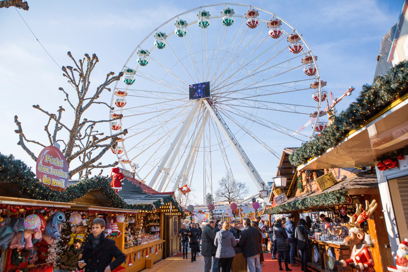 Wander through the Place d’Armes, Place de la Constitution and Place de Paris, where glowing wooden chalets, festive music and the scent of pastries, mulled wine and crispy Gromperekichelcher fill the air. Archive photo: Maison Moderne