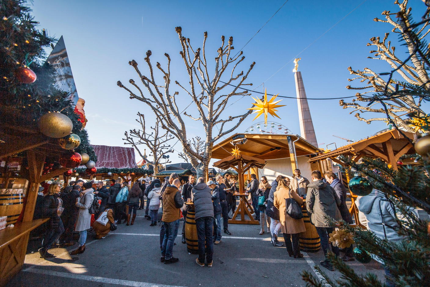 Wander through the Place d’Armes, Place de la Constitution and Place de Paris, where glowing wooden chalets, festive music and the scent of pastries, mulled wine and crispy Gromperekichelcher fill the air. Archive photo: Maison Moderne