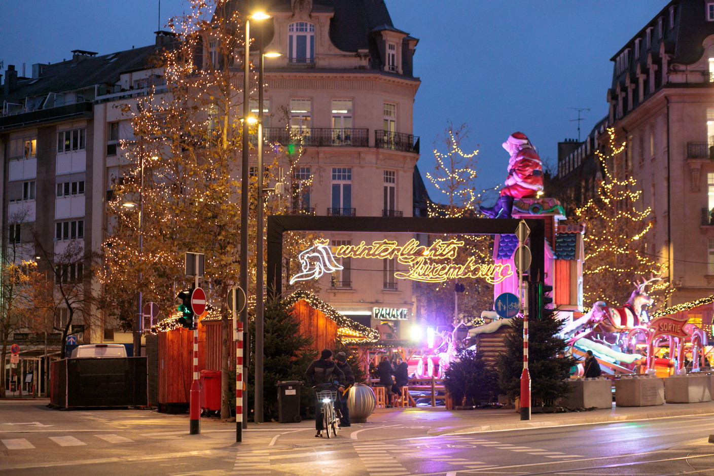 Wander through the Place d’Armes, Place de la Constitution and Place de Paris, where glowing wooden chalets, festive music and the scent of pastries, mulled wine and crispy Gromperekichelcher fill the air. Photo: Matic Zorman/Archives