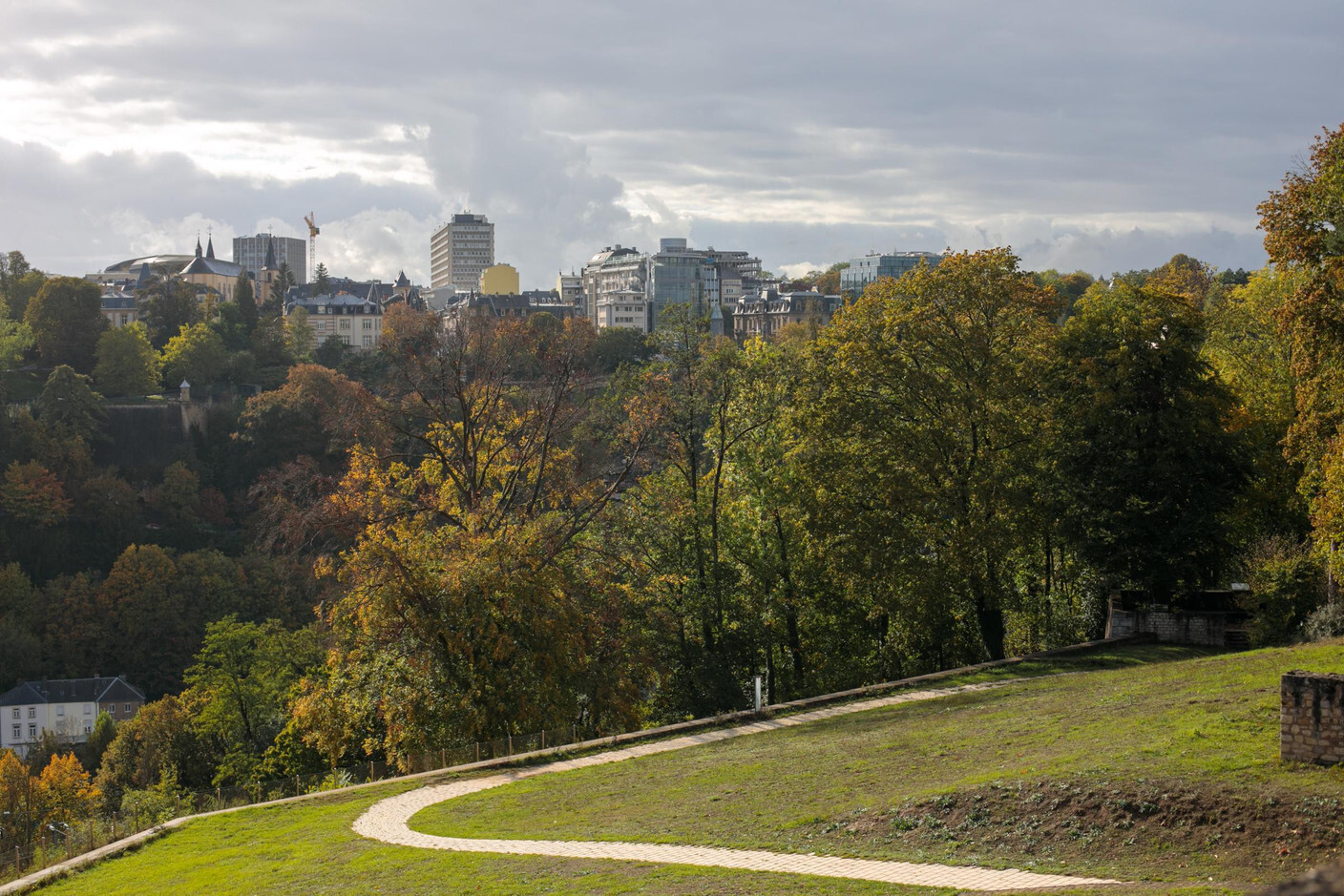 The Parc des Trois-Glands, behind the Mudam, offers unobstructed views of Luxembourg’s lower town. (Photo: Matic Zorman/archive)