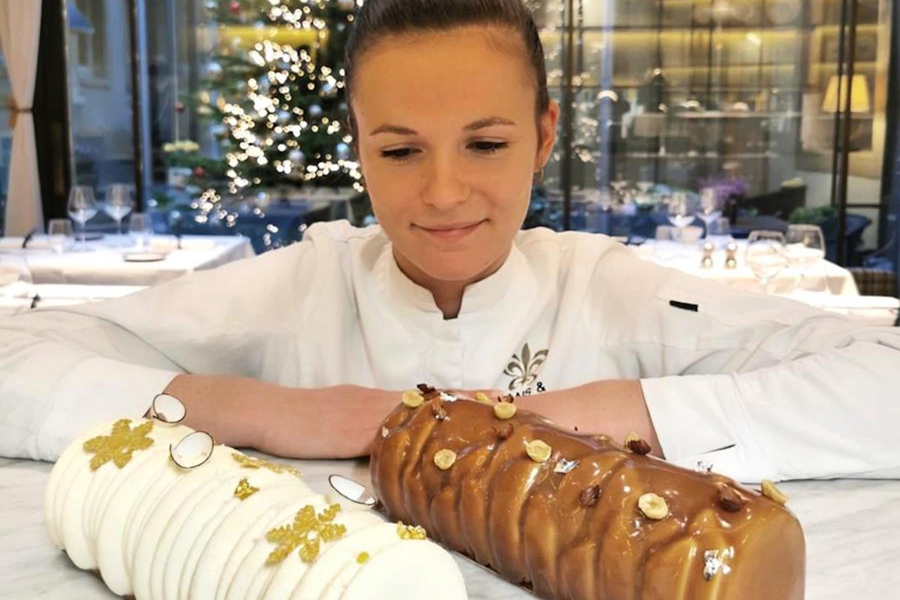 Adeline Campestre, Pâtissière de l’année Gault&Millau, met son savoir-faire au service de nos papilles avec deux très jolies bûches de Noël à commander dès à présent…  (Photo: Hôtel Le Place d’Armes)