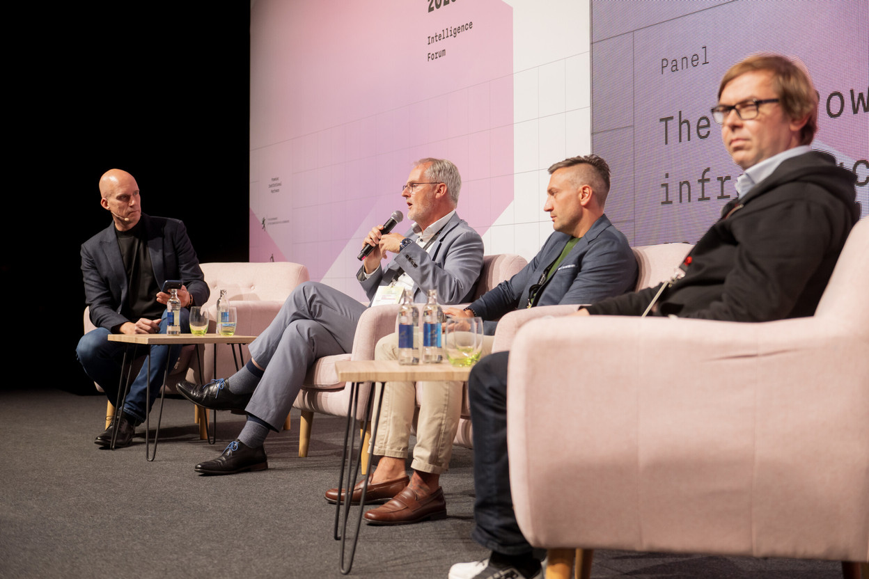 Xavier Buck, Arnaud Lambert, Loïc Didelot and André Reitenbach discussed the future of AI. The ‘edge’—or how to bring technology closer to people’s needs… provided there is enough electricity to power the machines. (Photo: Paperjam)