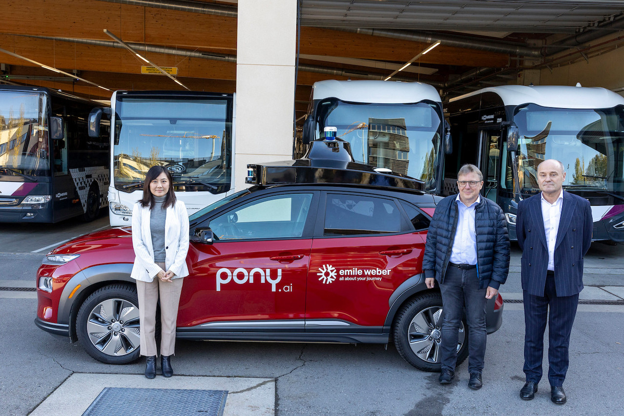 Yimeng Zhang, VP of engineering at Pony.AI (left), with Roly Heinisch and Emile Weber, managing partners of Emile Weber, at the announcement of the agreement between the two companies at the end of October 2024. Photo: Laurent Blum/Emile Weber