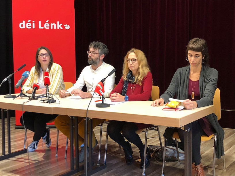 The two spokespeople of déi Lénk, Carole Thoma and Gary Diederich, on the left, accompanied by the two deputies of the party, Myriam Cecchetti and Nathalie Oberweis. (Photo: Maison Moderne)