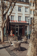 A century of history, a restored sign. The Café de Paris is back in its rightful place on the Place d’Armes. (Photo: Sebastien Madlener)