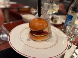  The Angus beef burger: nothing to write home about, but perfectly executed. Sometimes that’s all you ask for. (Photo: Paperjam)