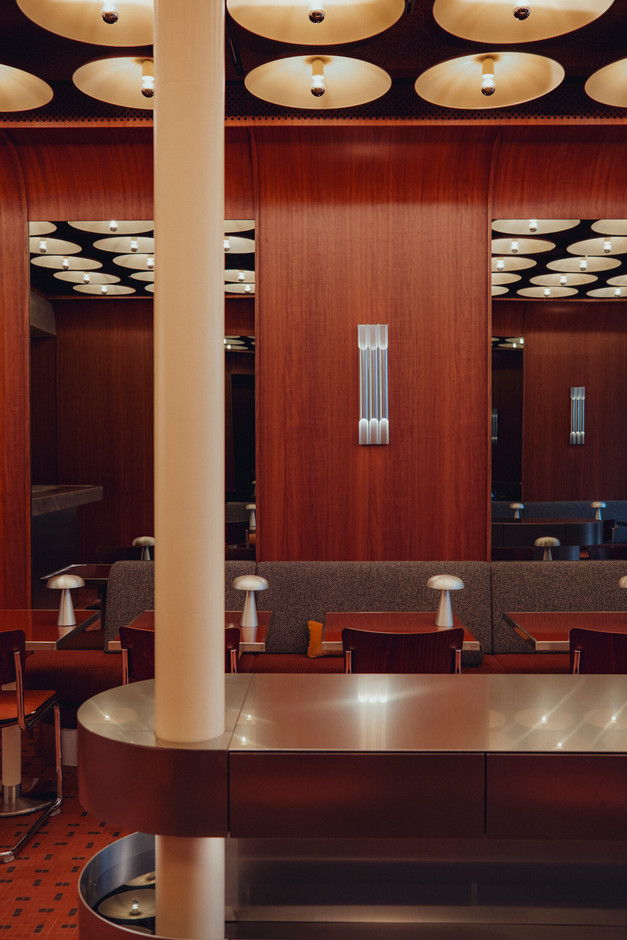 The mirrors built into the panelling create a sense of space and capture the atmosphere of the room – even from the back of the bench. (Photo: Sebastien Madlener)