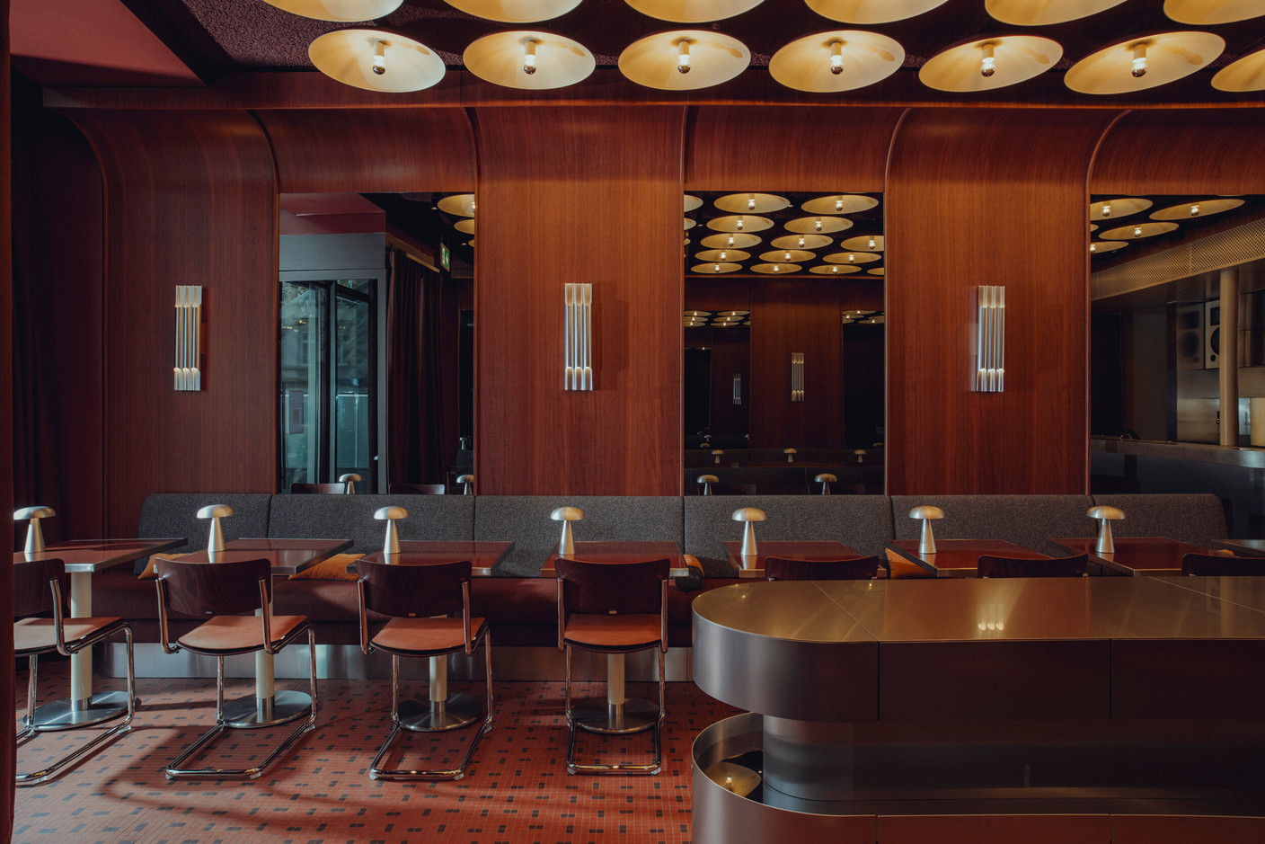 Original Bauhaus chairs made in Germany, tables from a traditional Parisian establishment: the furniture at the Café de Paris makes a bold statement. (Photo: Sebastien Madlener)